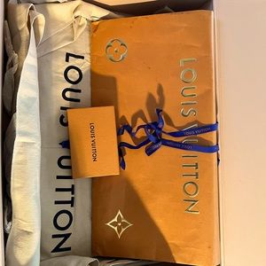 Authentic Louis Vuitton NeverFull NM Handbag. Like New Condition. Must See.